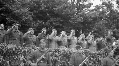 Pozdrav članov prve slovenske vlade na častni tribuni 5.5.1945 v Ajdovščini (Avtor: Edi Šelhaus – https://galerijafotografija.si/2005/05/edi-selhaus-ob-60-letnici-zmage-nad-fasizmom/; licenca: Javna domena; URL: https://commons.wikimedia.org/w/index.php?curid=64614583)