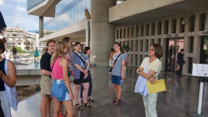 Udeleženci poletne šole pred Muzejem Akropole v Atenah