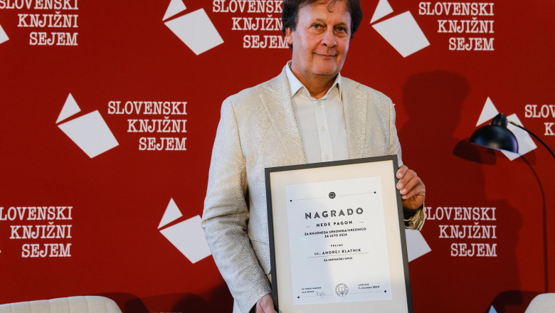Izr. prof. dr. Andrej Blatnik s prejeto nagrado (foto: Janez Zalaznik)