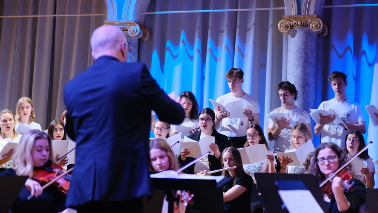 Študentski pevski zbor Filozofske fakultete in Filozofska harmonija pod taktirko prof. dr. Matjaža Barba