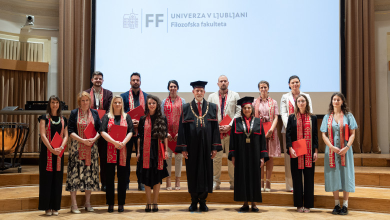 Doktorice in doktorji znanosti z rektorjem Univerze v Ljubljani in dekanjo Filozofske fakultete (foto: Katja Kodba, STA)