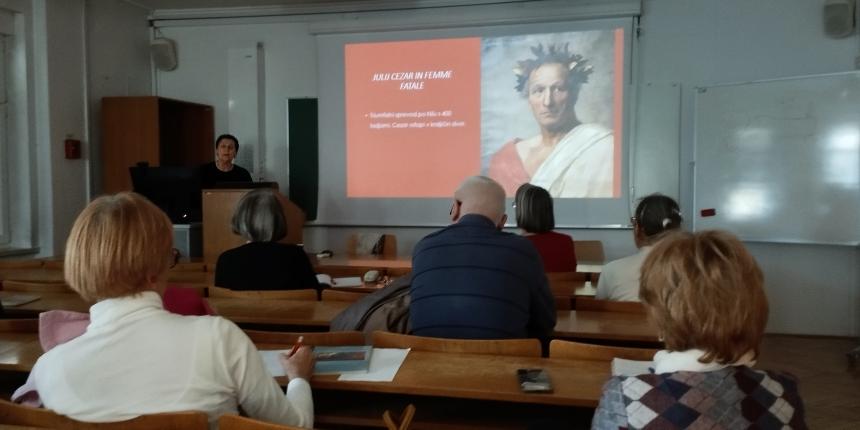 Ddr. Verena Vidrih Perko med predavanjem (foto: Nives Ličen)