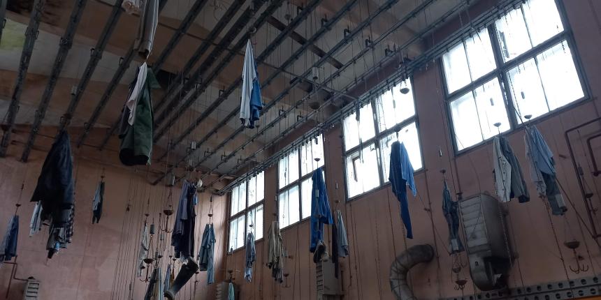 Notranjost nekdanje garderobe Stavbe pri Jožefovem jašku, v kateri še danes visijo obleke rudarjev. (Foto: Manca Gosenca)